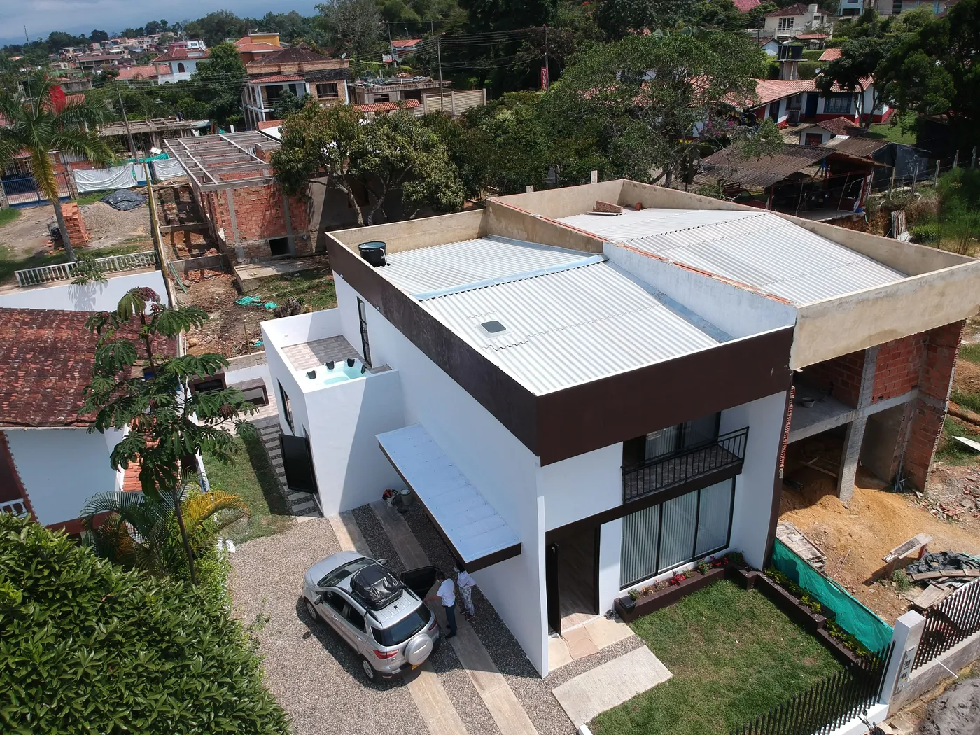 Vista aérea de casa terminada por LC Constructores
