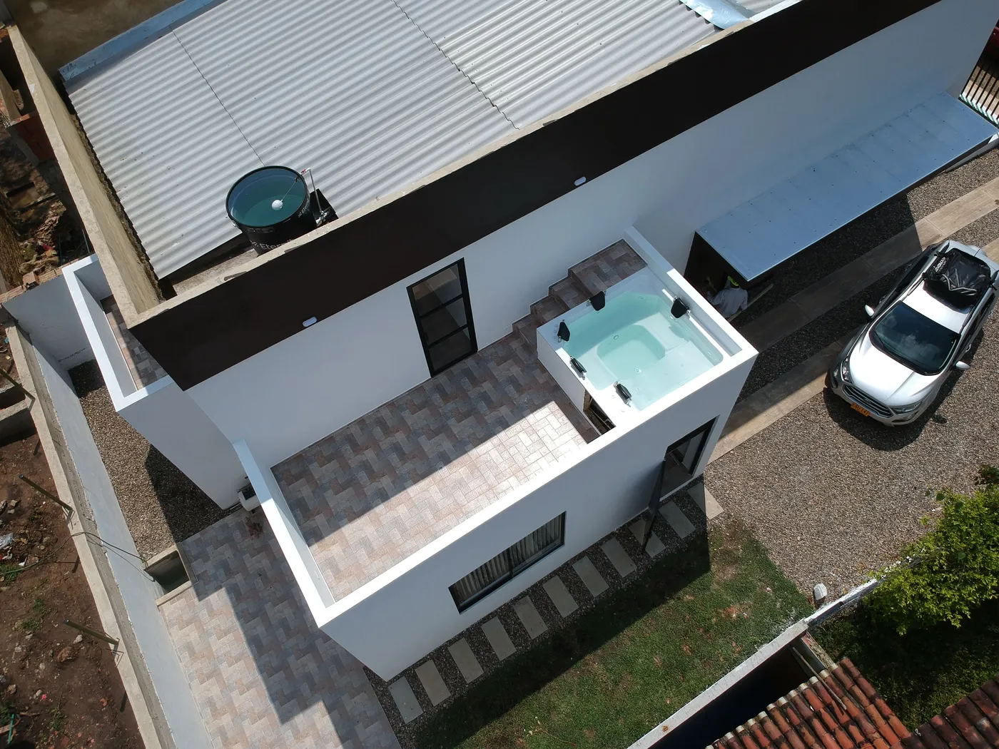 Terraza con jacuzzi en obra terminada