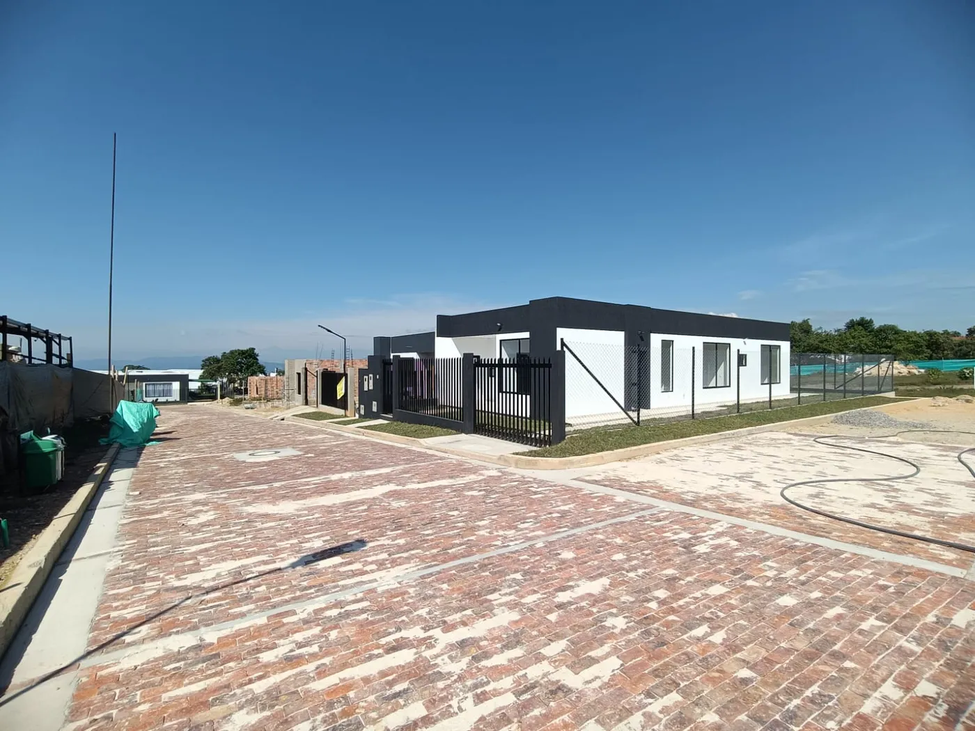 Avance de vías y casas en obra